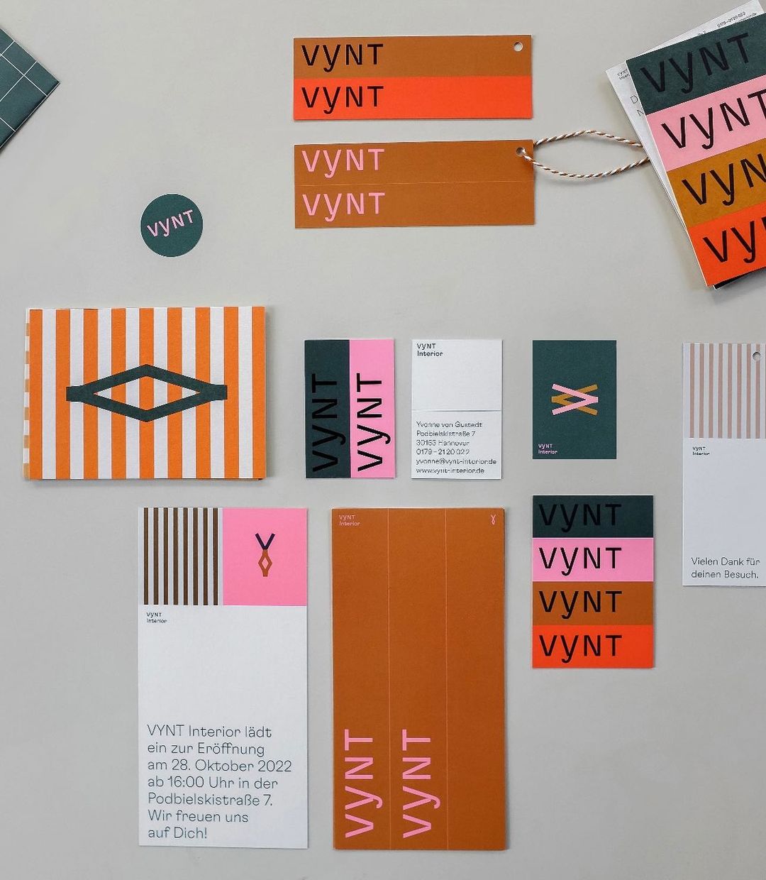 »VYNT« (ausgesprochen FINT) setzt sich willkürlich zusammen aus den Buchstaben des Vor- und Nachnamens der Gründerin Yvonne von Gustedt und bedeutet gleichzeitig »schön« (fint) auf schwedisch.